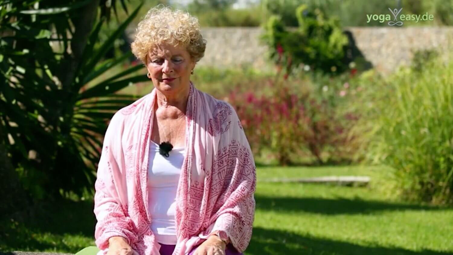 Yoga Video Kurzinterview: 3 Asanas, um die Stimmung aufzuhellen