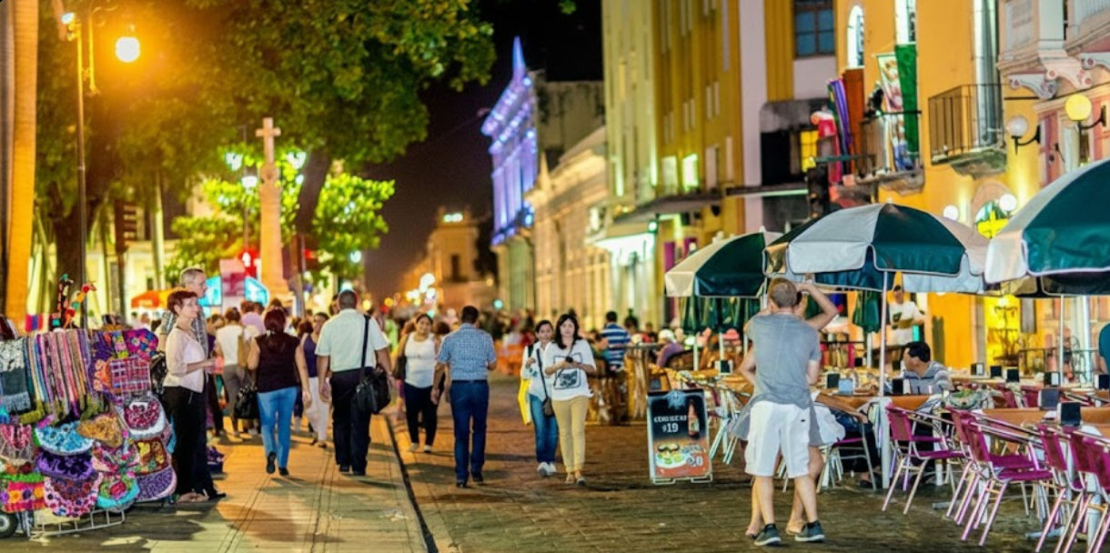 Vestidores y Almacenamiento - Real Estate Itzimá Vista de espacios de almacenamiento y vestidores