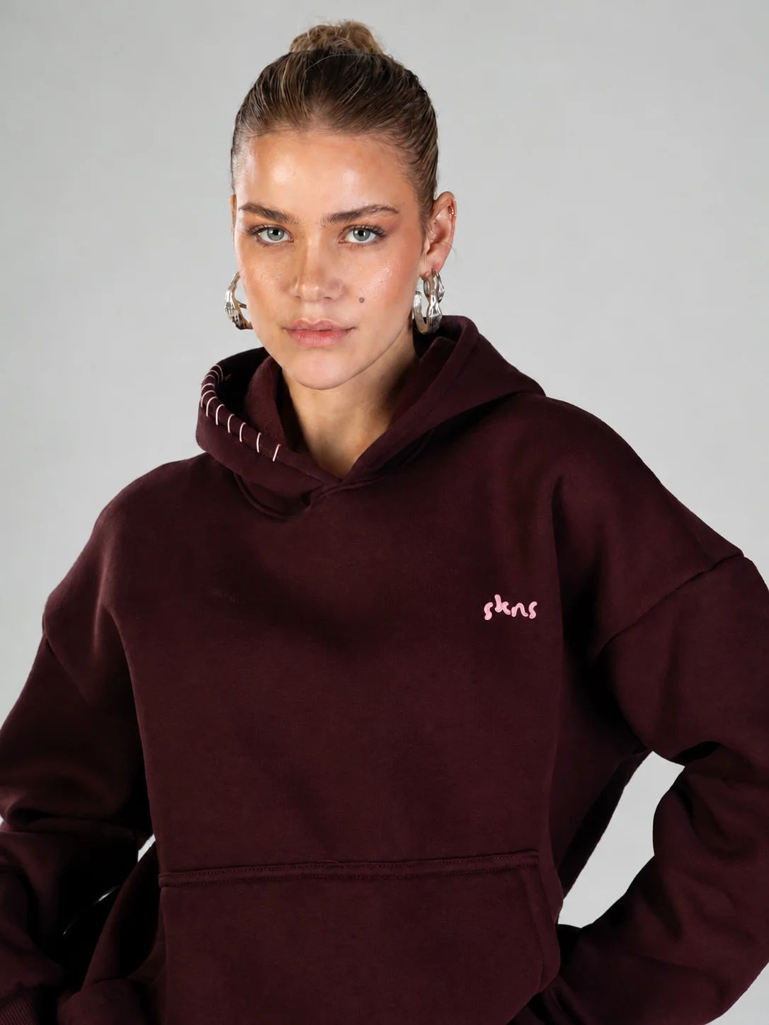 The stitched hoodie in burgundy