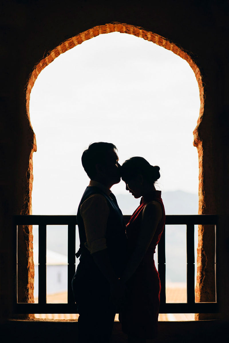 How should couples pose in pre wedding shoots and weddings? |