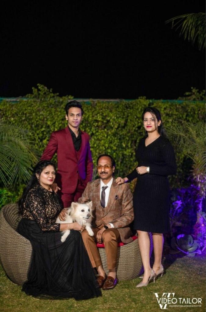 Shaan poses with wife at Bappi Lahiri's Wedding Anniversary Photo