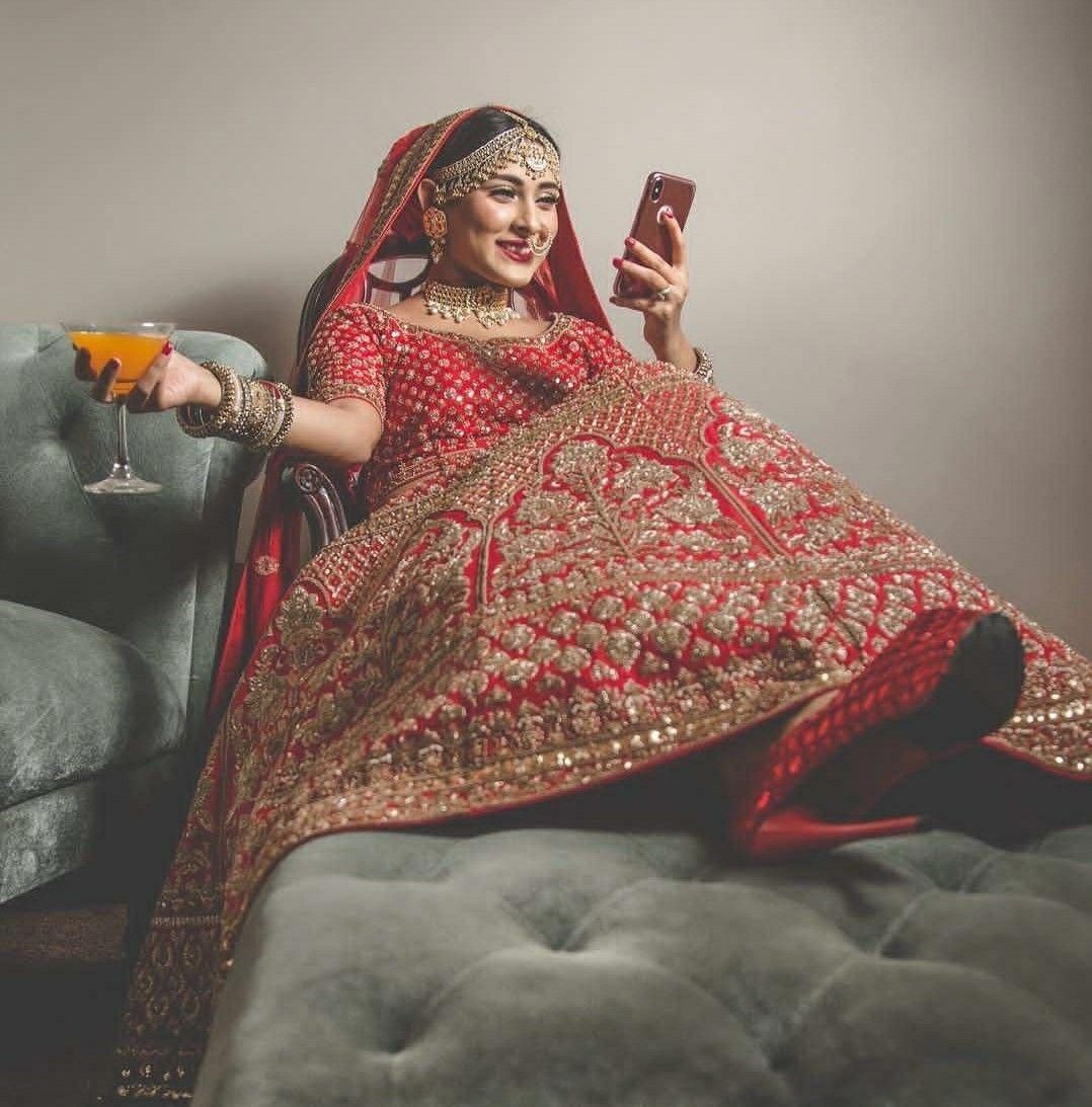 15 Creative Poses Ideas With Dupatta For Bride