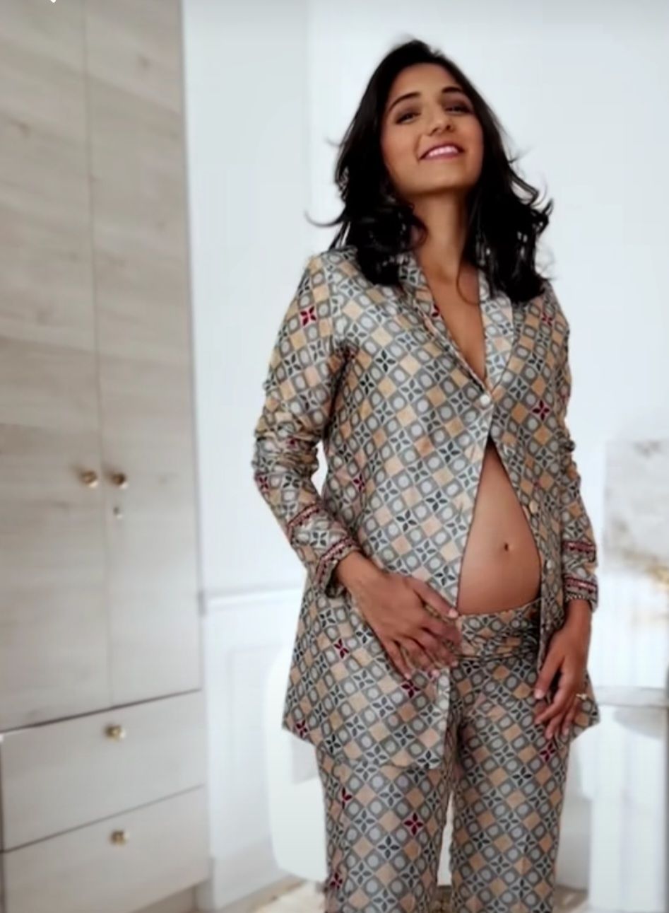 Top 10 Classic Outfit Ideas for Maternity Photoshoot