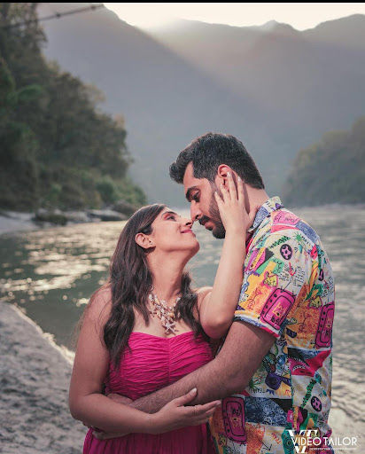 deep in Love - romantic pre wedding pose - videotailor