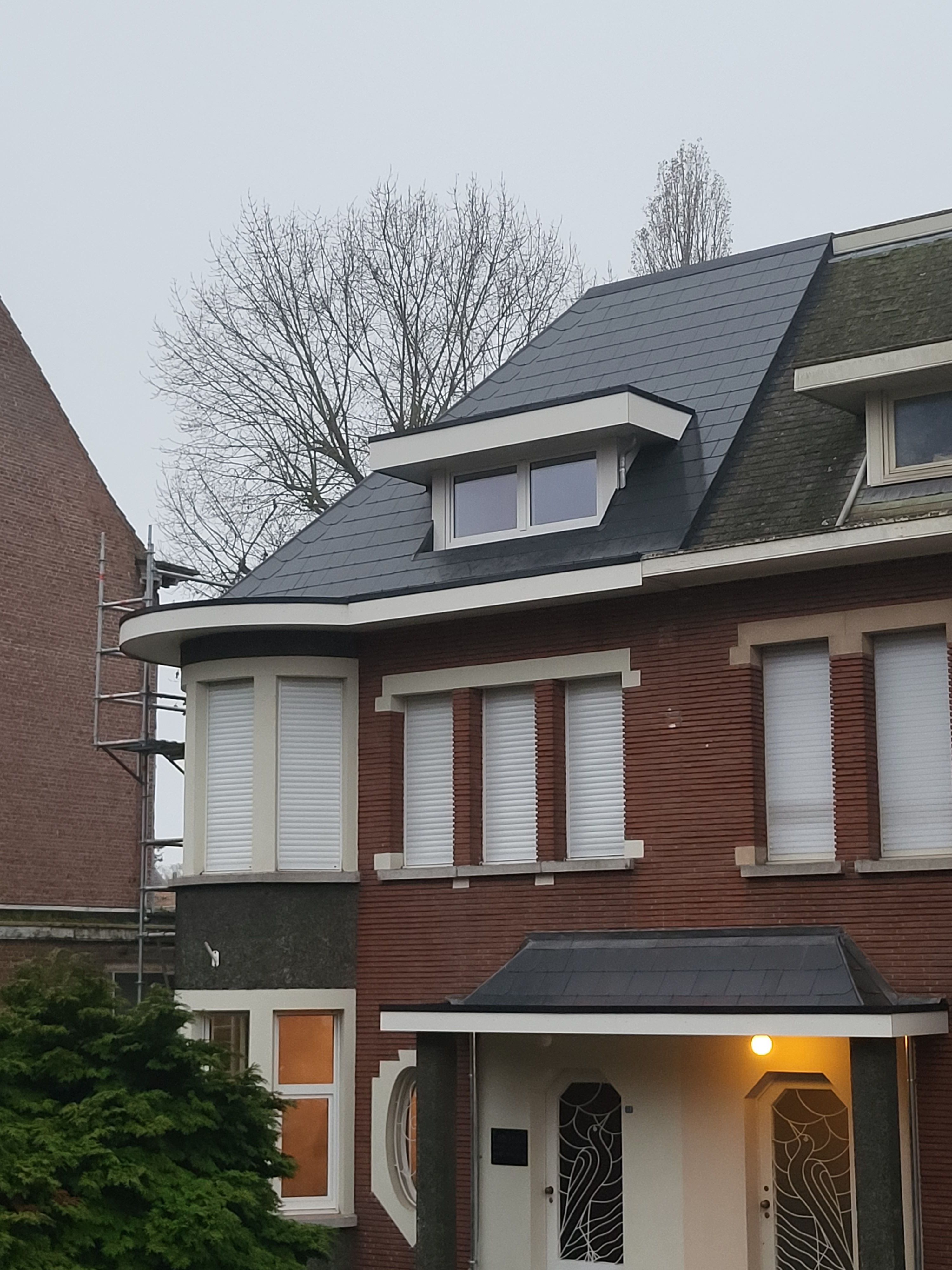 zadel dak in leien