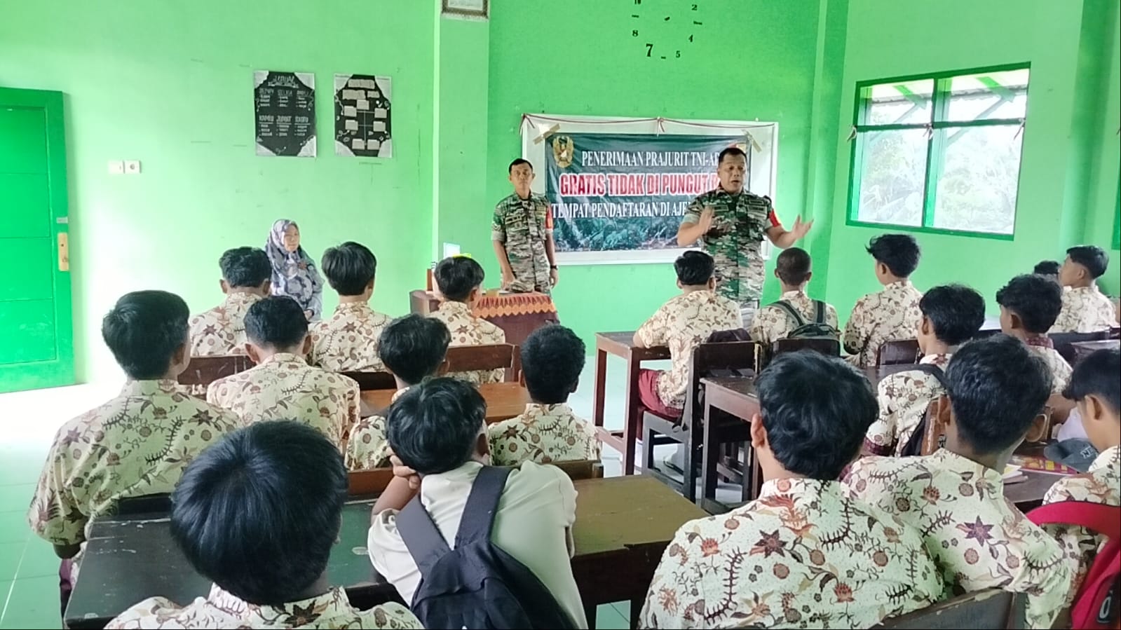 Babinsa Koramil Essang Sosialisasikan Rekrutmen TNI AD 2025