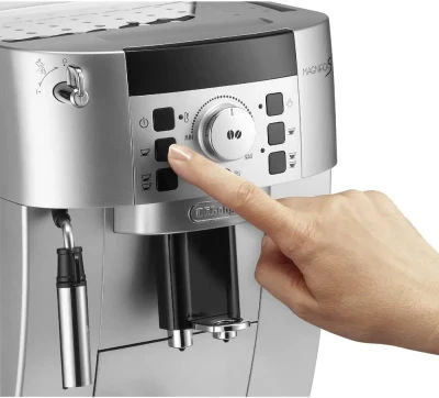 https://ik.imagekit.io/yhosuhnly/domus/media/64747/conversions/DeLonghi-ECAM22-110-SB-(2).large.webp