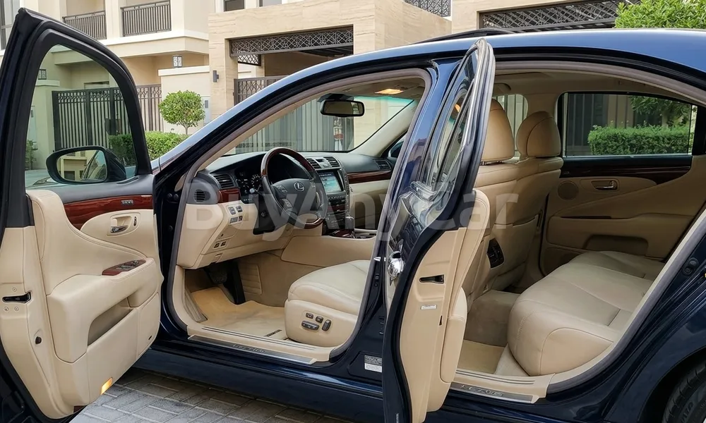 Vehicle photo 4