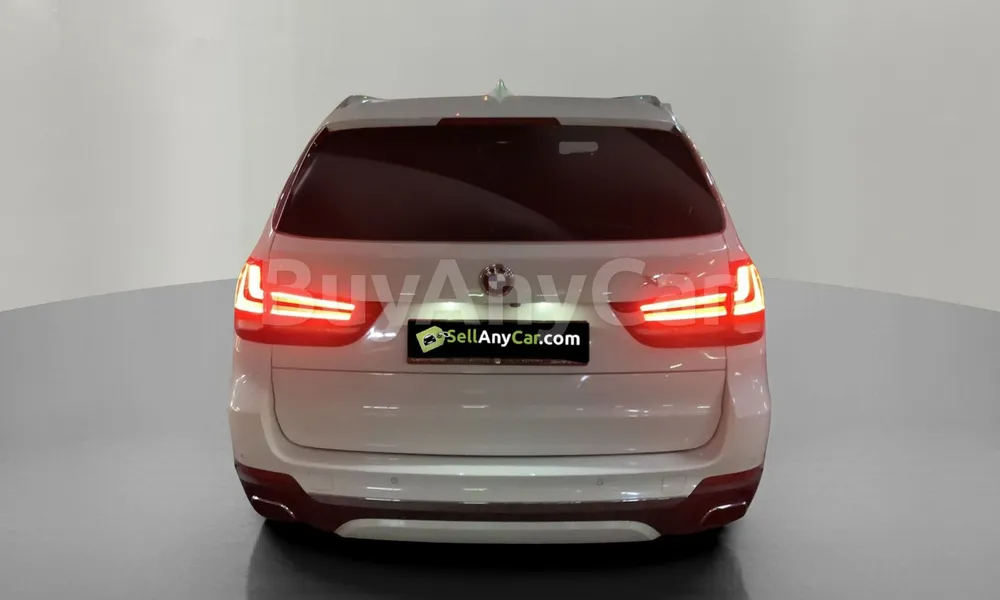 Vehicle photo 2