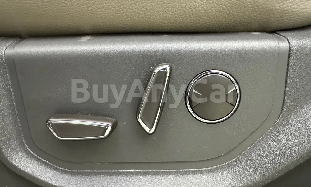 Vehicle photo 13