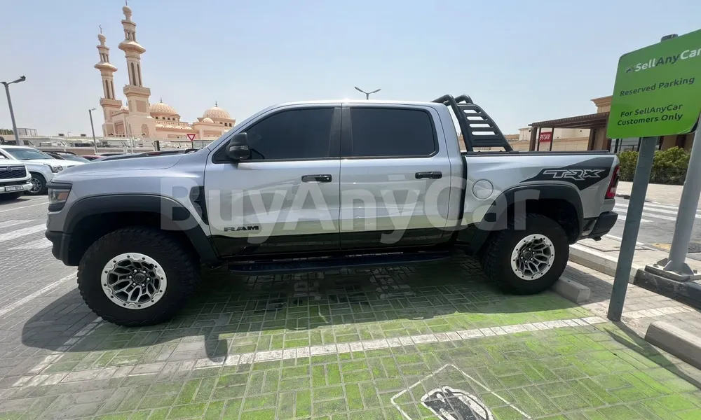 Vehicle photo 4