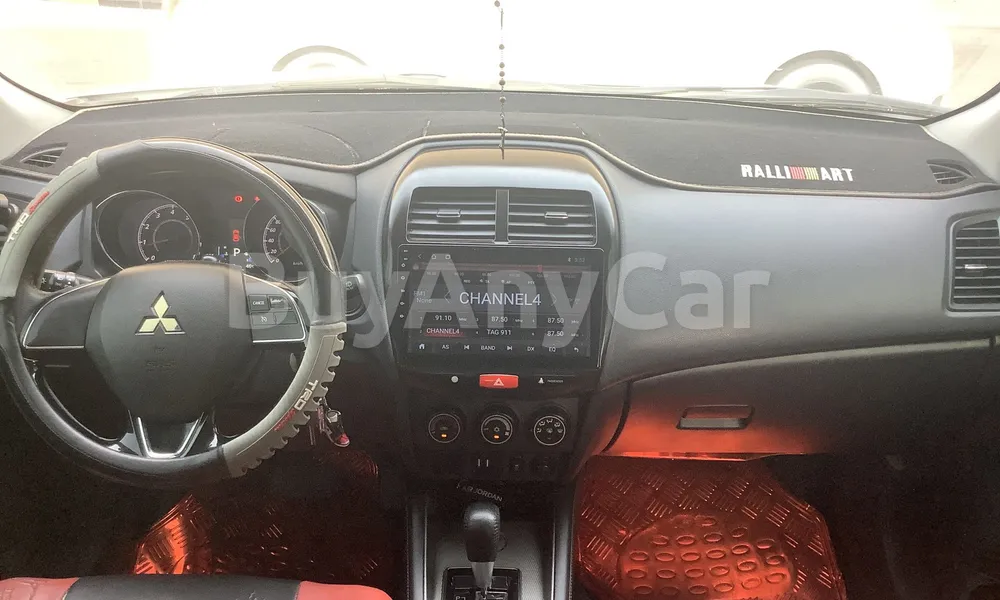 Vehicle photo 8