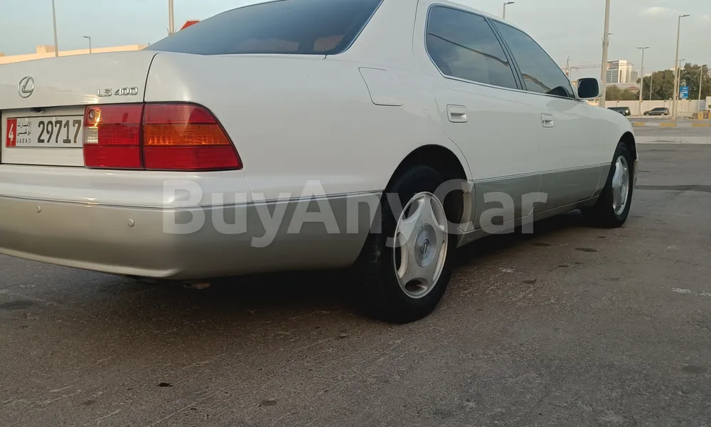 Vehicle photo 6
