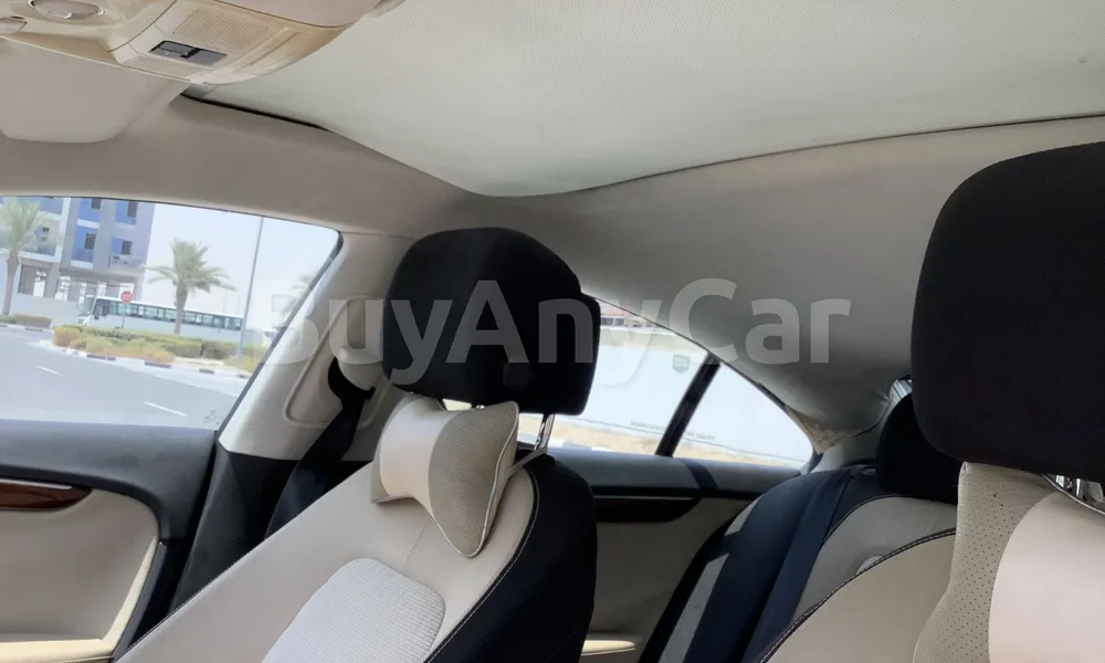 Vehicle photo 6