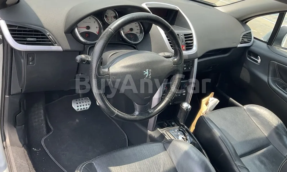 Vehicle photo 8
