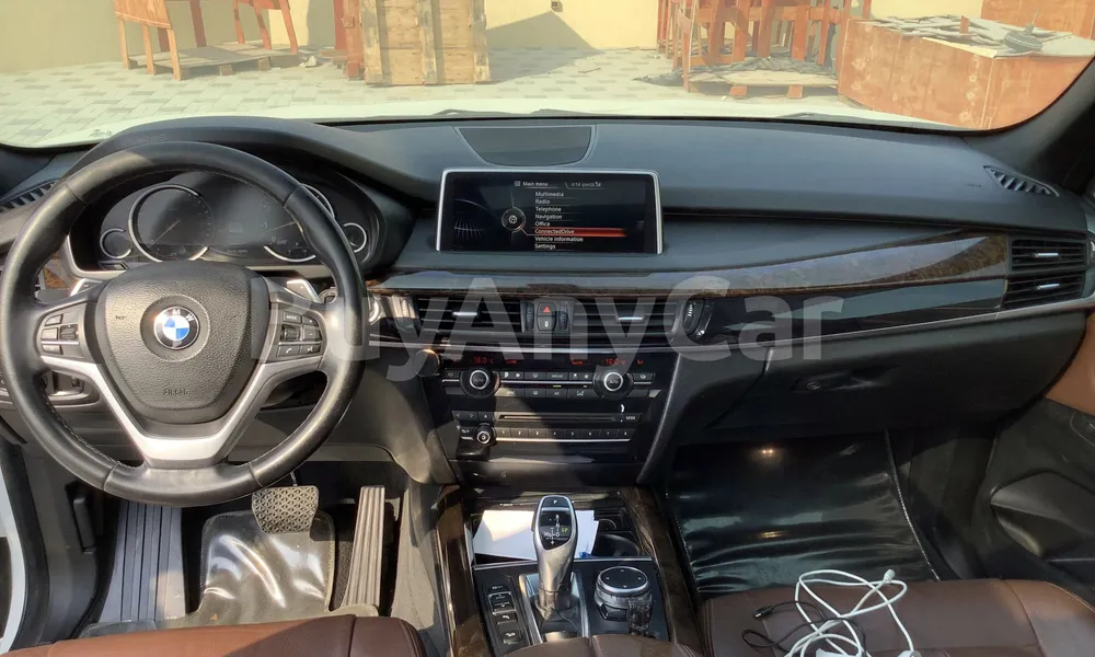 Vehicle photo 9