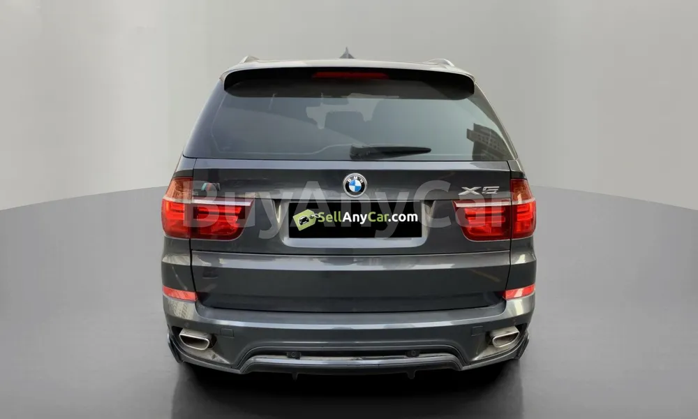 Vehicle photo 2
