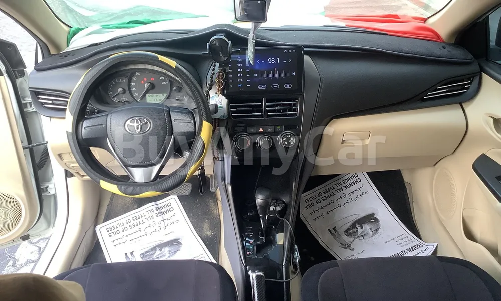 Vehicle photo 9