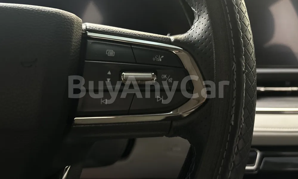 Vehicle photo 13