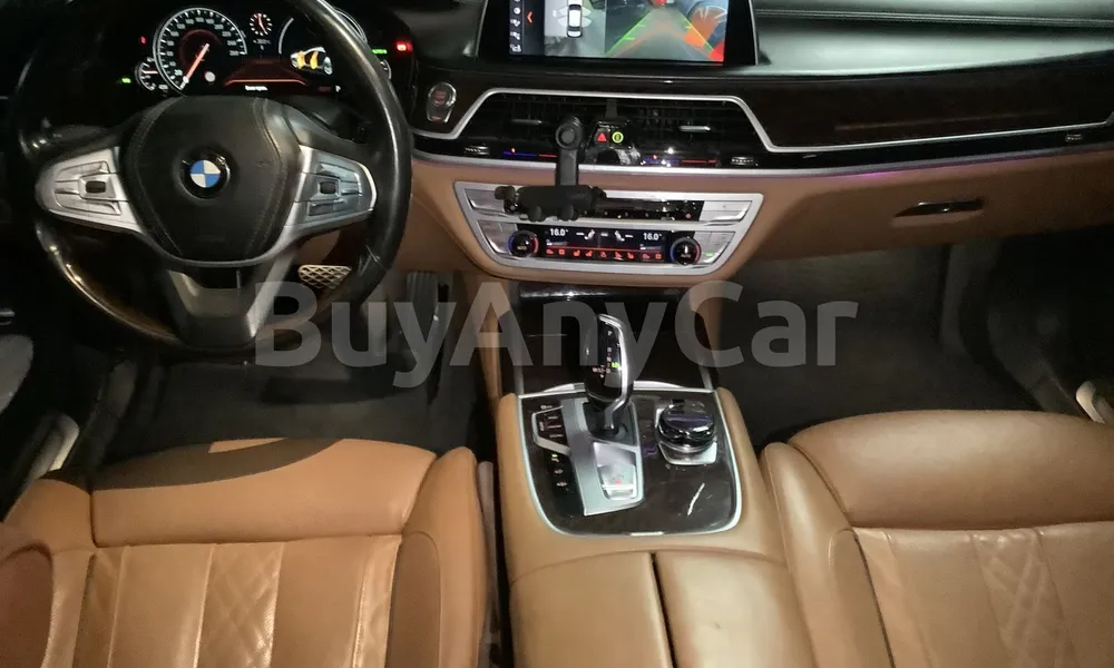 Vehicle photo 8