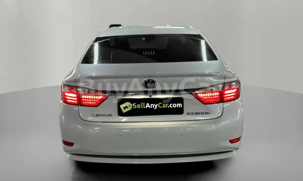 Vehicle photo 2