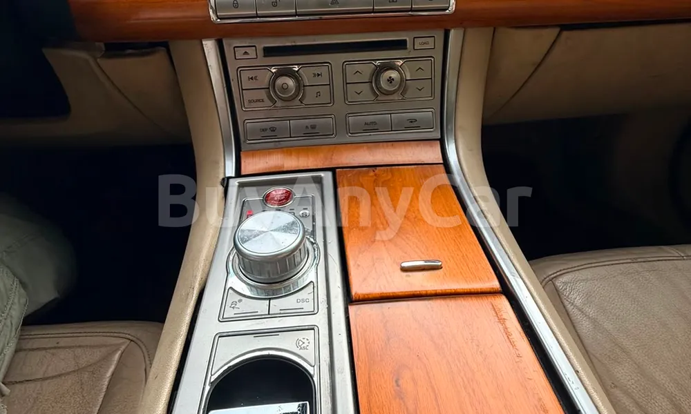 Vehicle photo 7