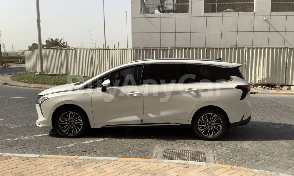 Vehicle photo 9