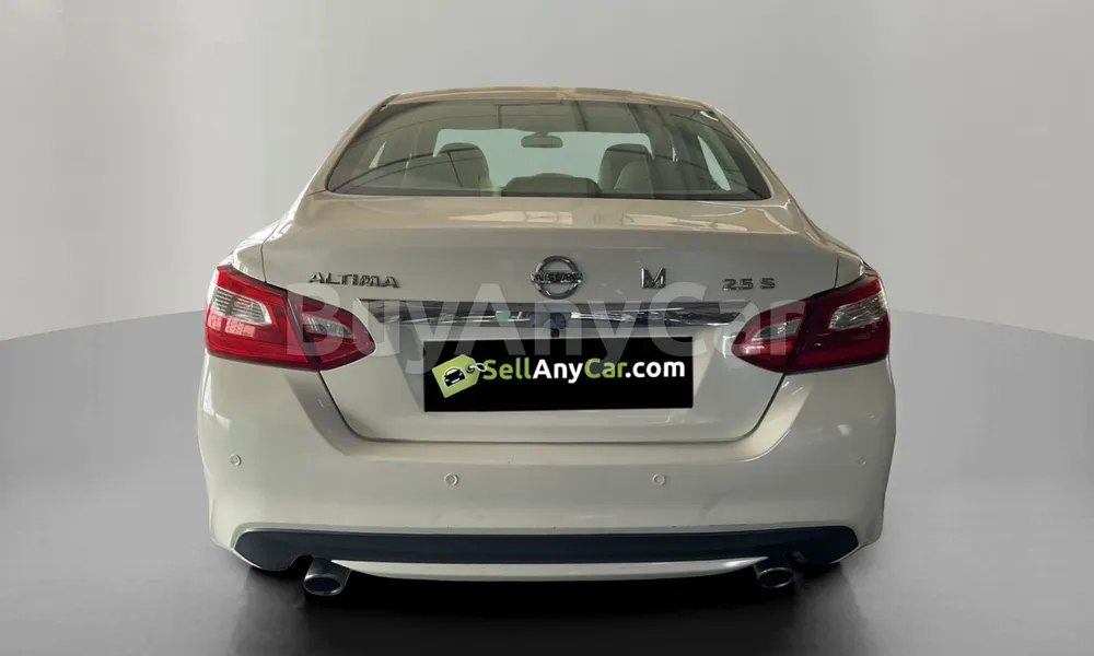 Vehicle photo 2