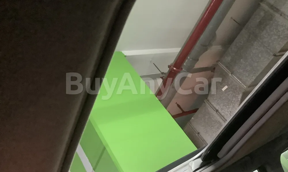 Vehicle photo 9