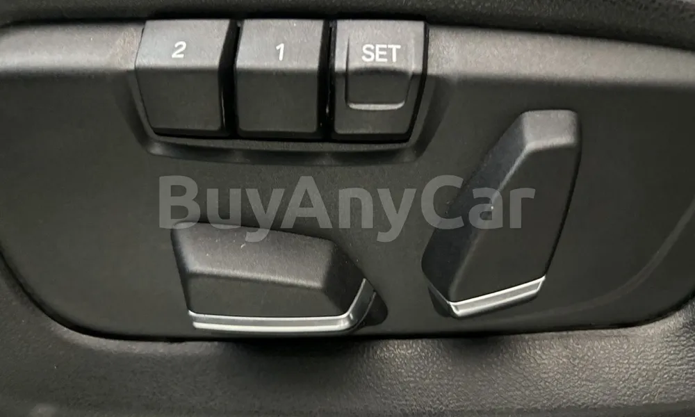 Vehicle photo 9