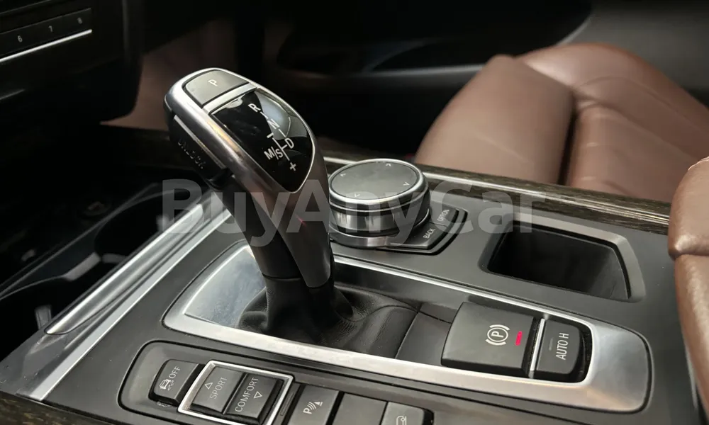 Vehicle photo 11