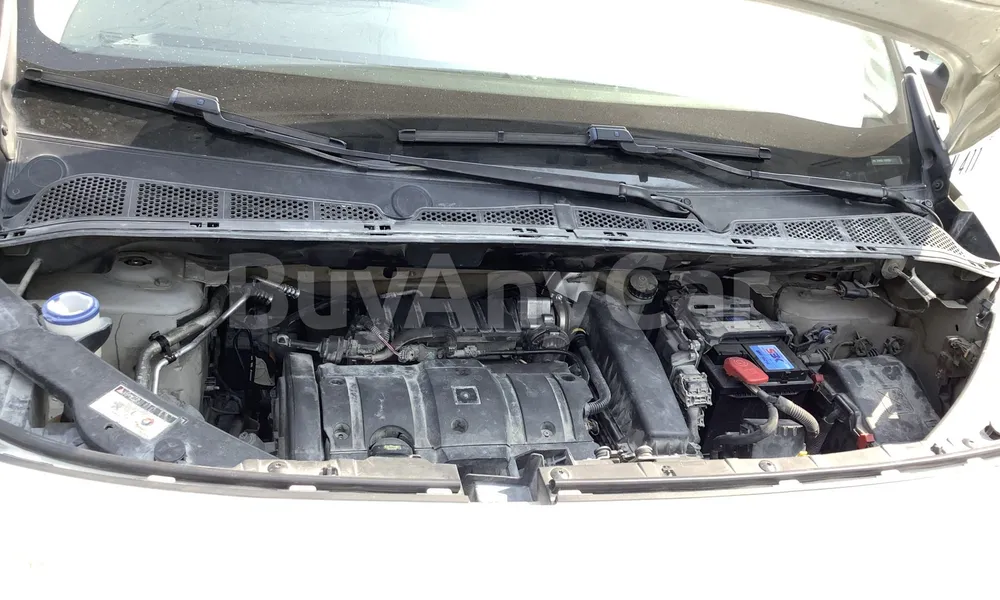 Vehicle photo 6