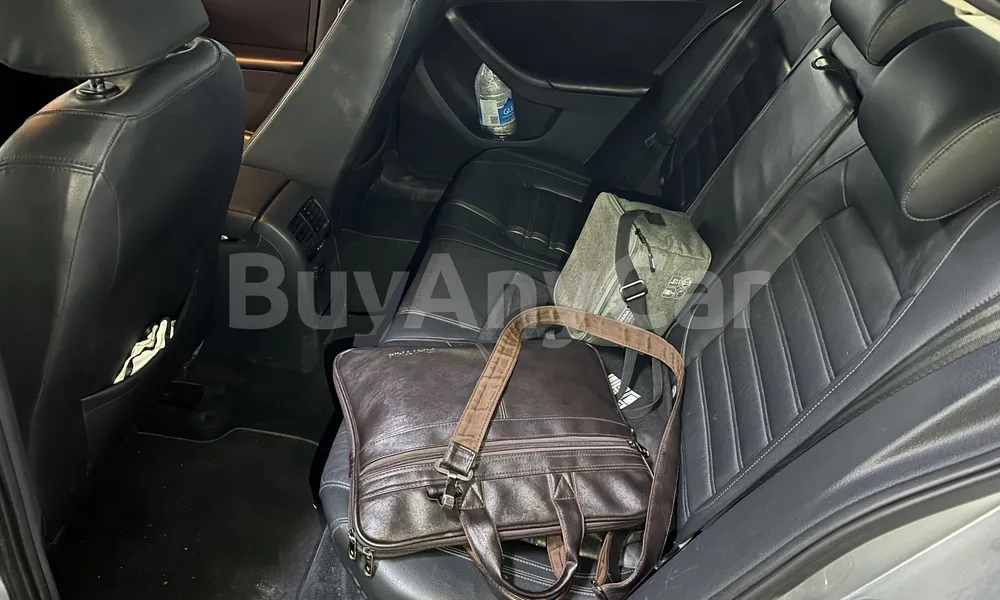 Vehicle photo 9