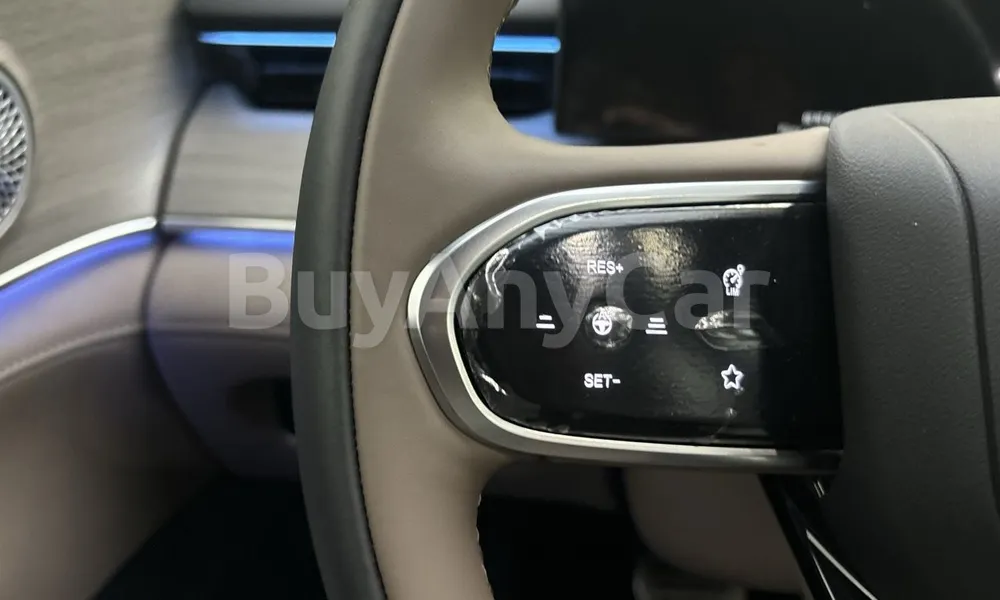 Vehicle photo 10