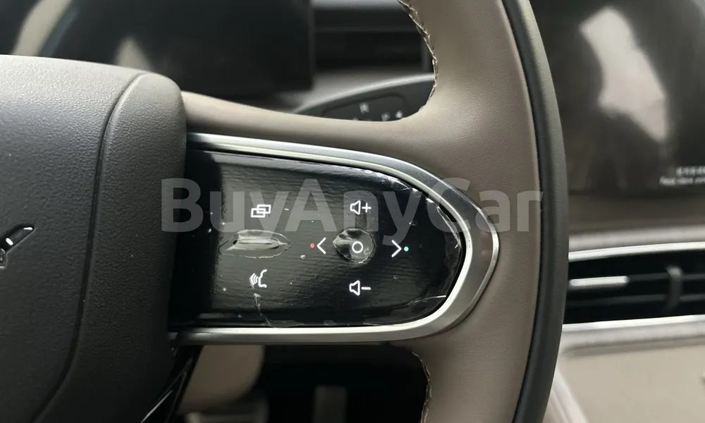 Vehicle photo 11