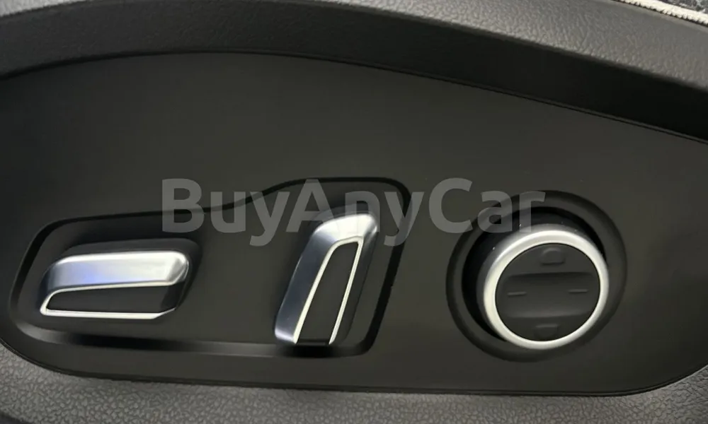 Vehicle photo 12