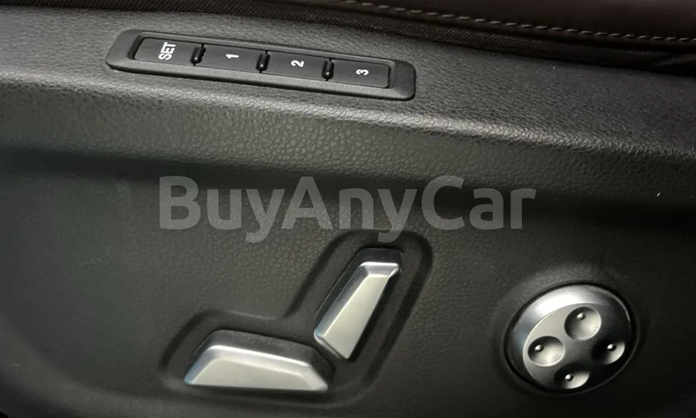 Vehicle photo 14