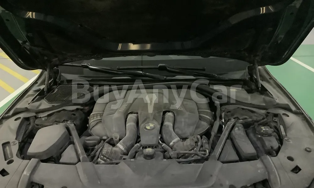 Vehicle photo 6