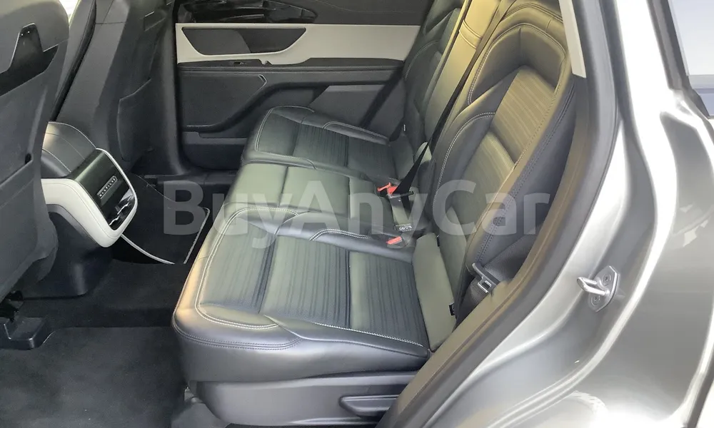Vehicle photo 8