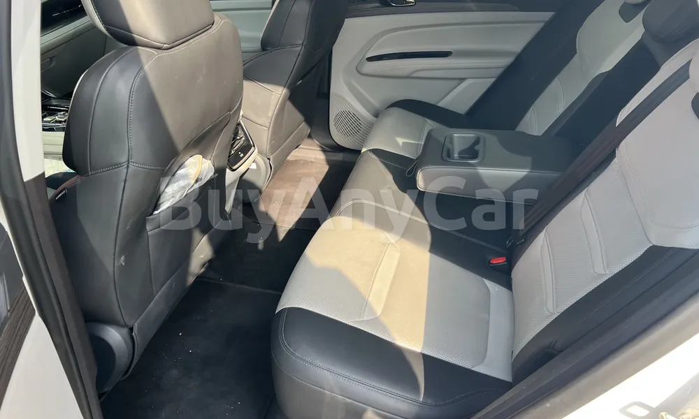 Vehicle photo 9