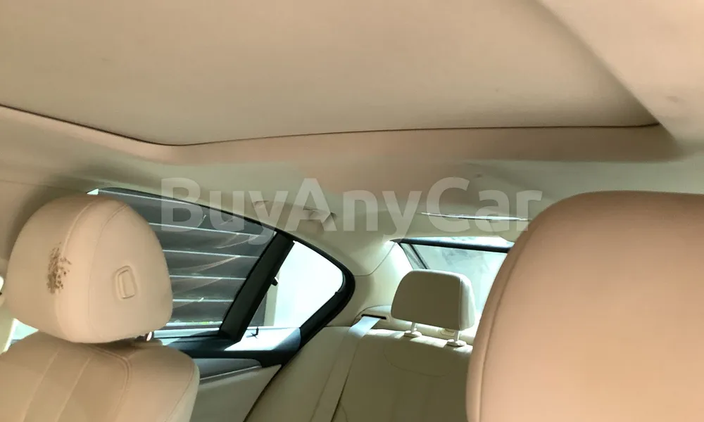 Vehicle photo 9