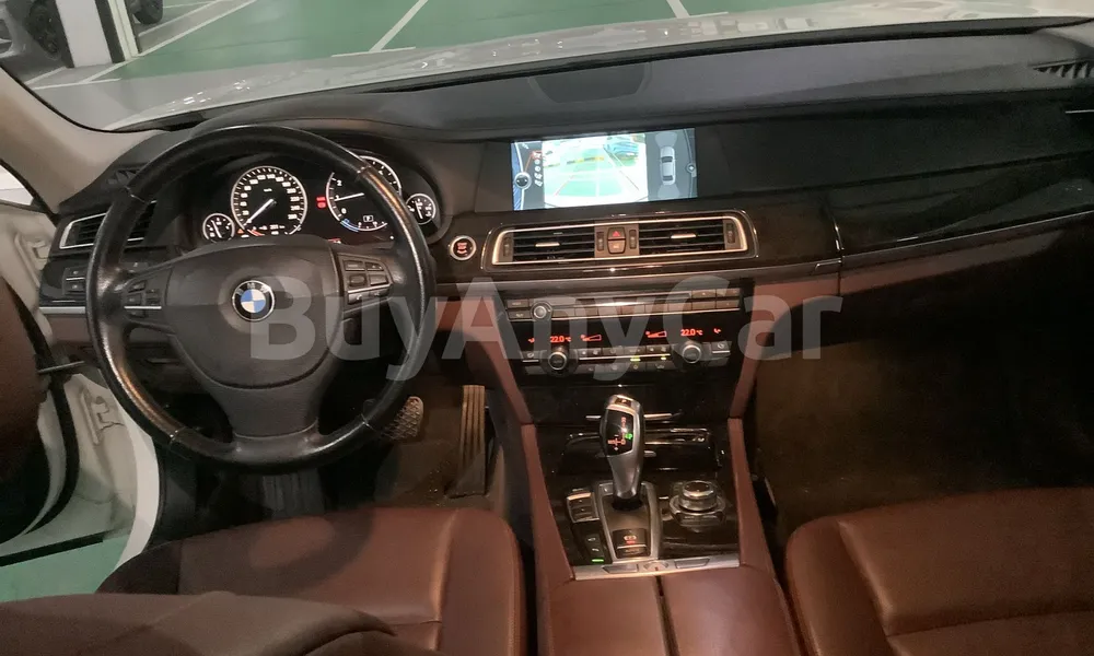 Vehicle photo 9