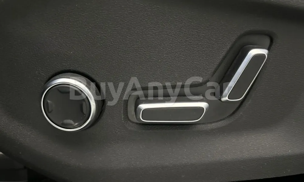 Vehicle photo 12