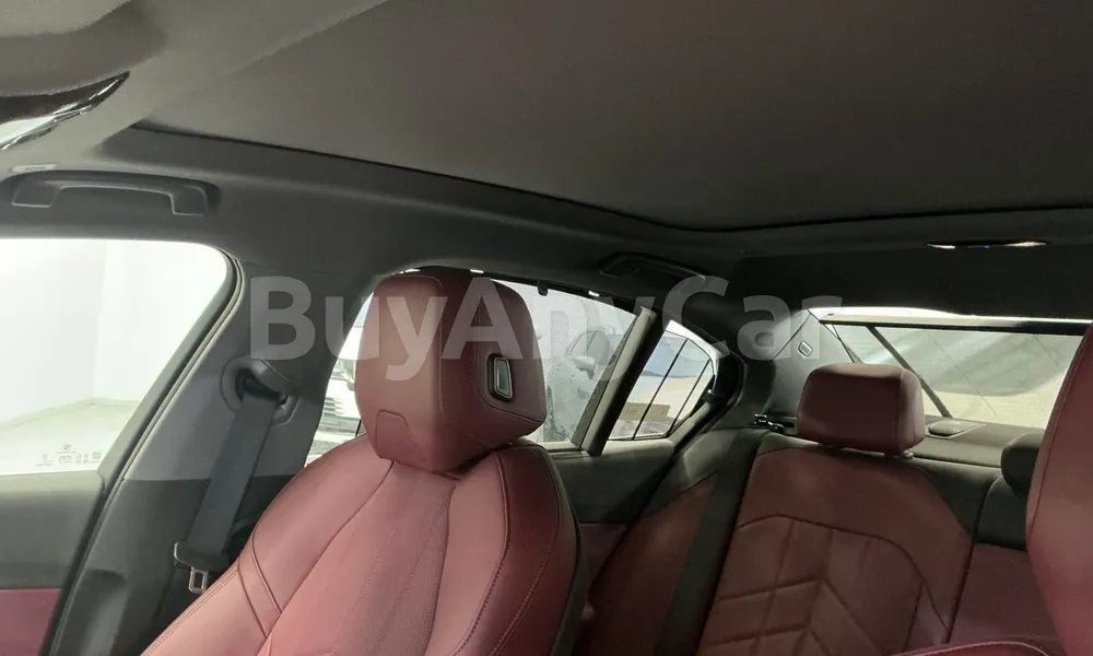 Vehicle photo 9