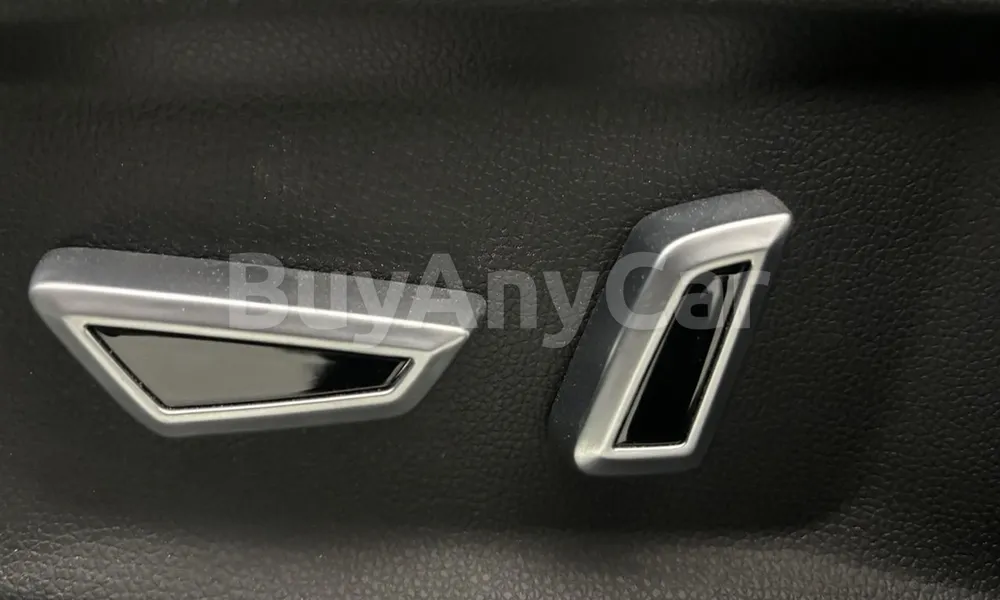 Vehicle photo 13