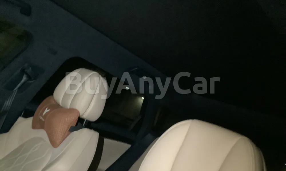 Vehicle photo 9