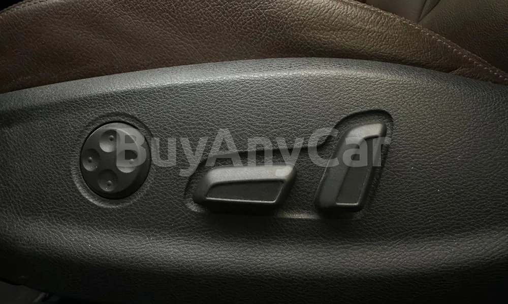 Vehicle photo 12