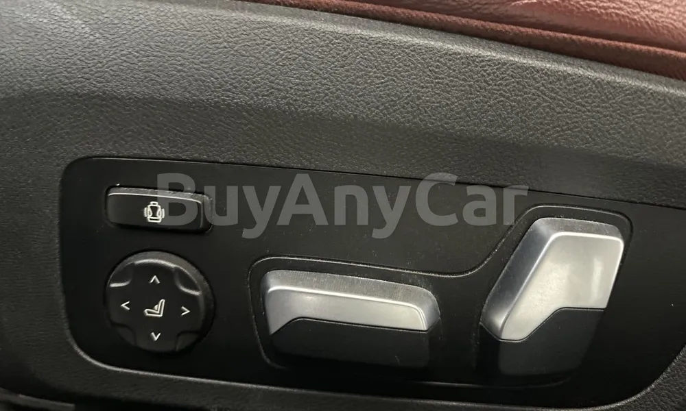 Vehicle photo 12
