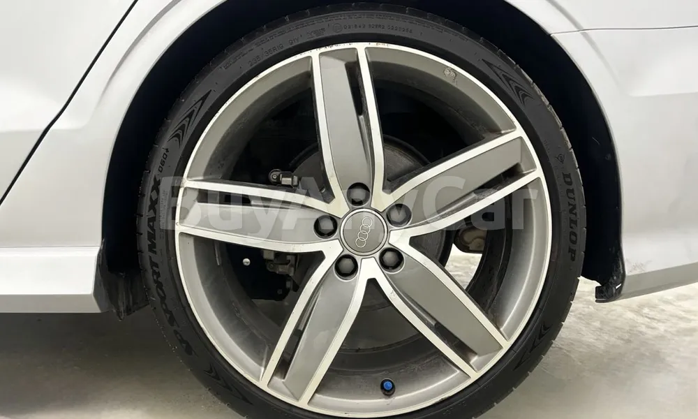 Vehicle photo 14