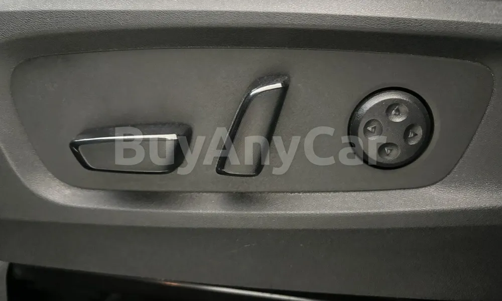 Vehicle photo 13